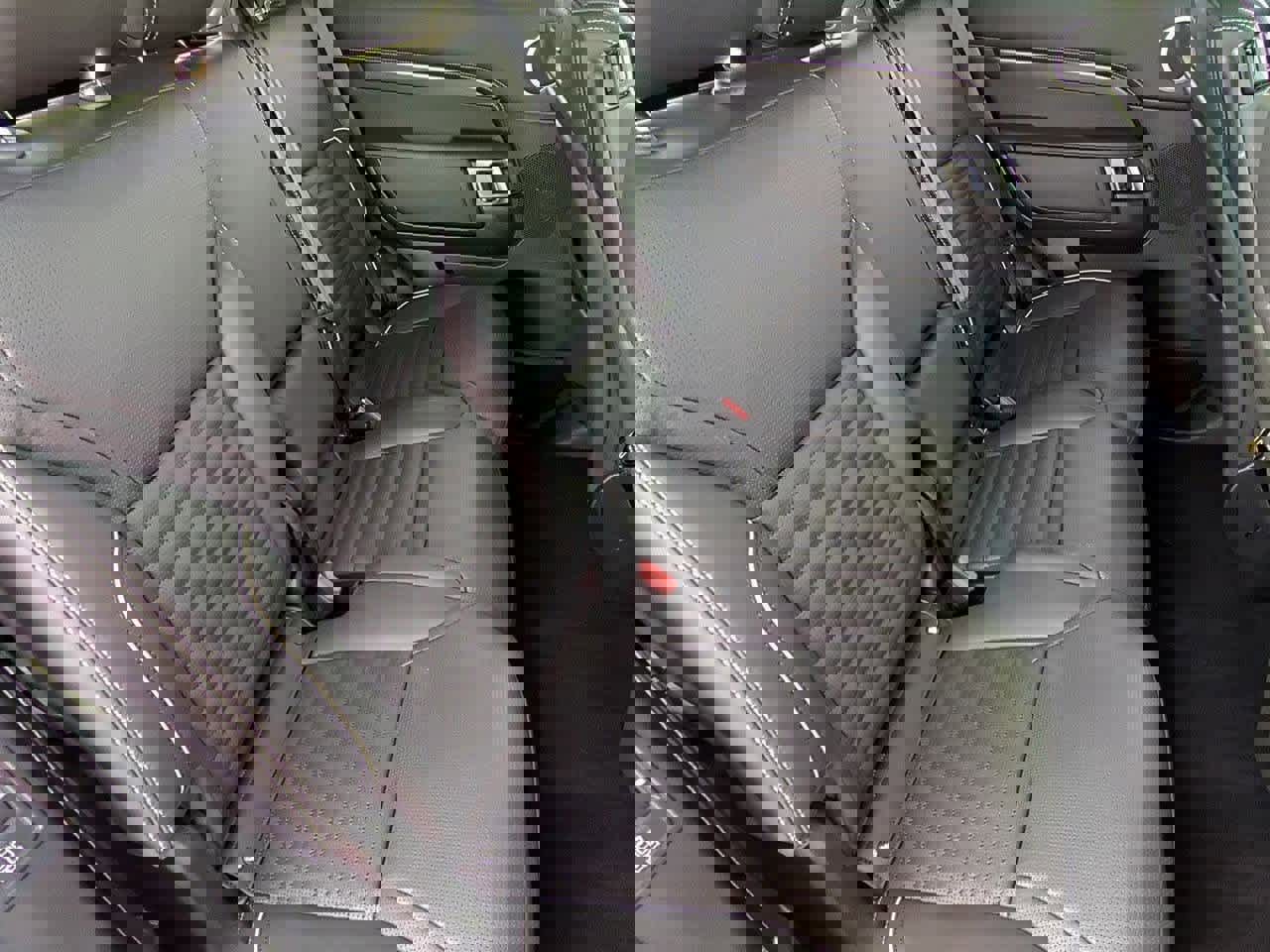 Used 2024 Land Rover Discovery Metropolitan Edition image 20