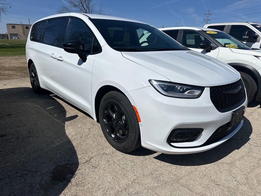 Used 2024 Chrysler Pacifica Select image 5