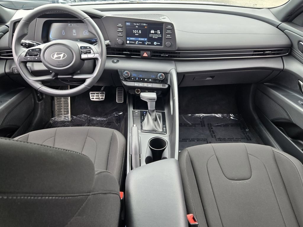 Certified 2025 Hyundai Elantra Sport image 12