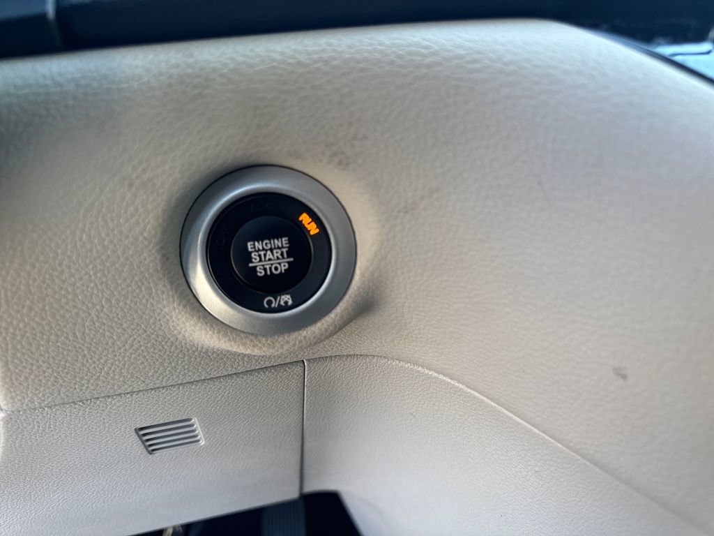 Used 2024 Chrysler Pacifica Select image 33