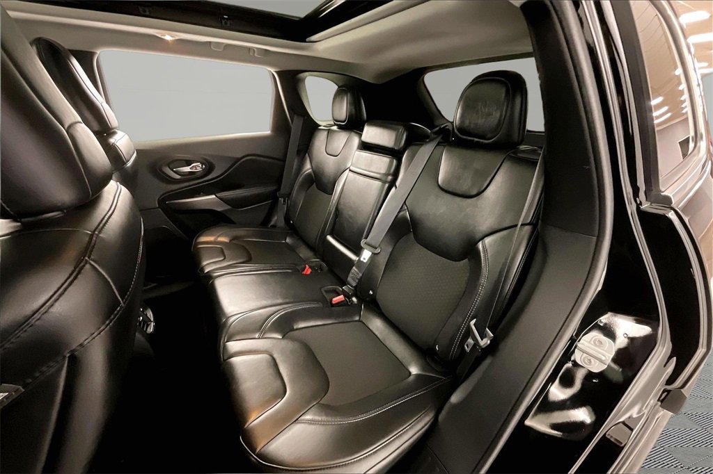 Used 2019 Jeep Cherokee Latitude Plus w/ Comfort/Convenience Group image 20