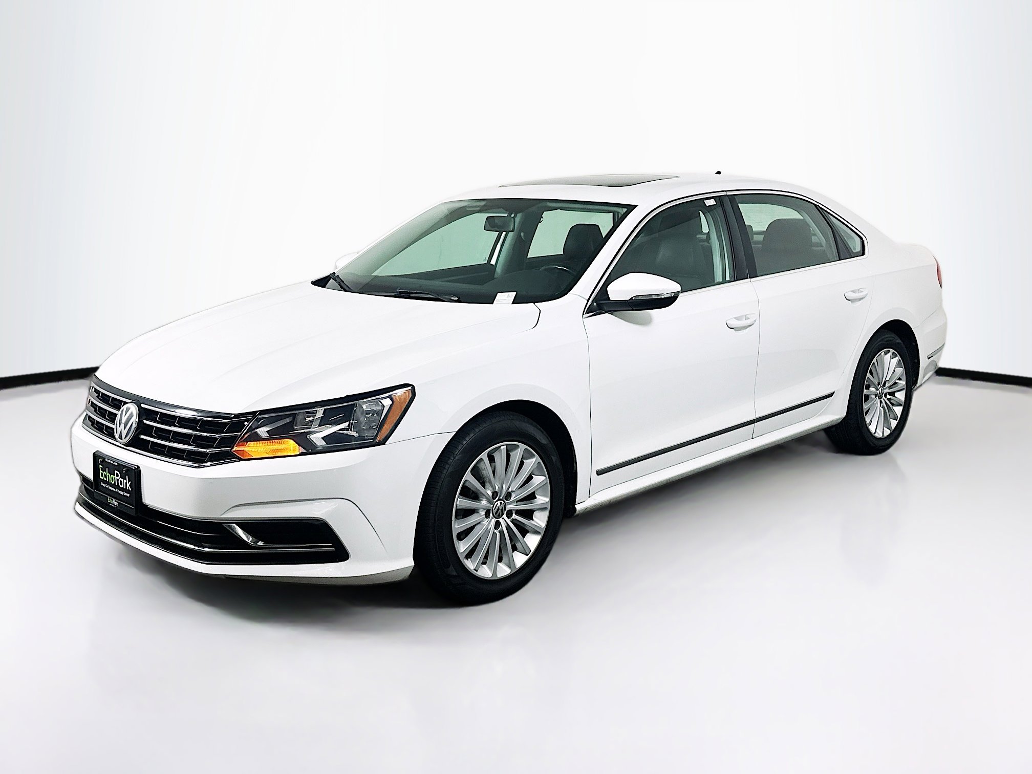 Used 2017 Volkswagen Passat 1.8T SE image 3