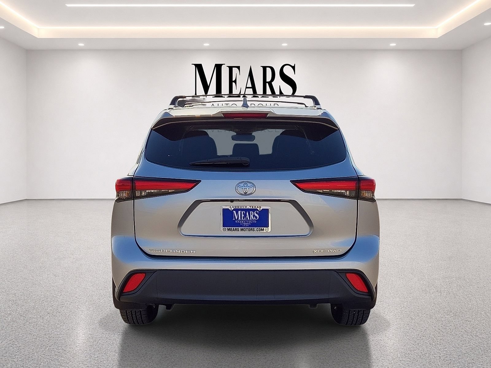 Used 2022 Toyota Highlander XLE AWD/4WD image 4
