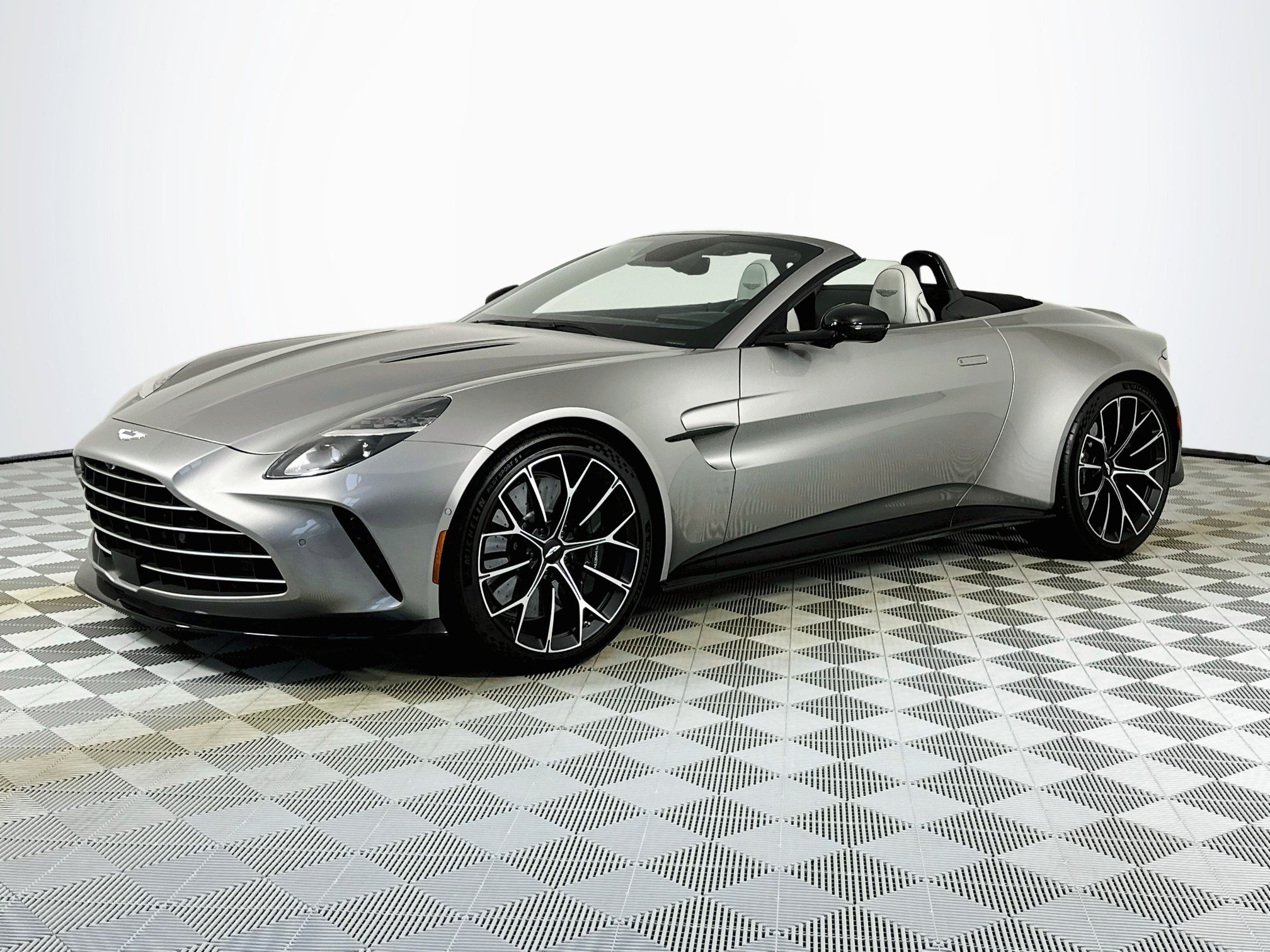 Used 2026 Aston Martin V8 Vantage Coupe RWD image 13