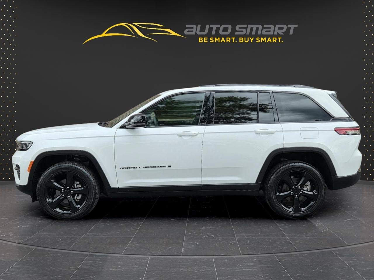 Used 2023 Jeep Grand Cherokee Altitude AWD/4WD image 2