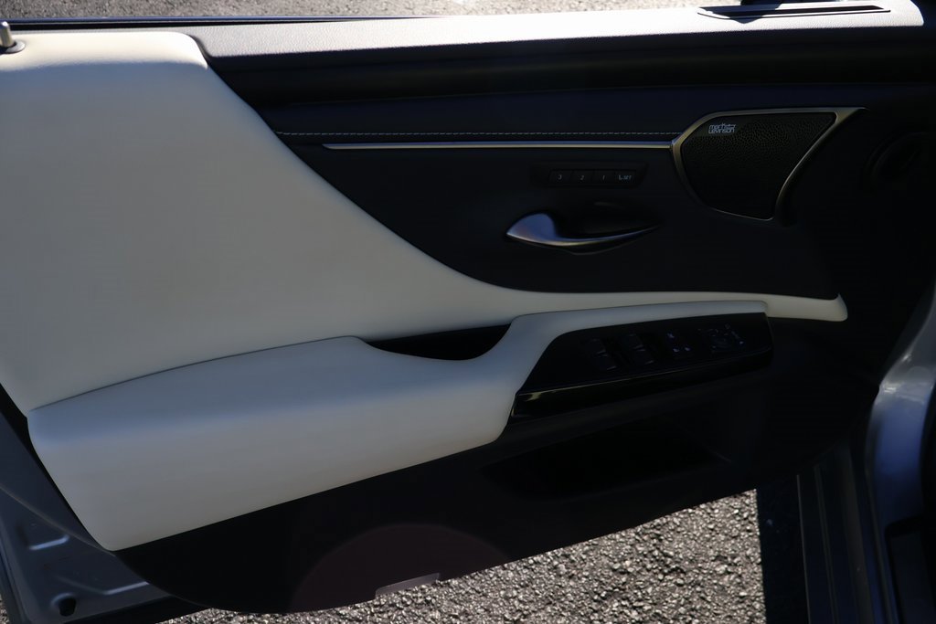 Used 2022 Lexus ES 300h w/ Luxury Package image 10