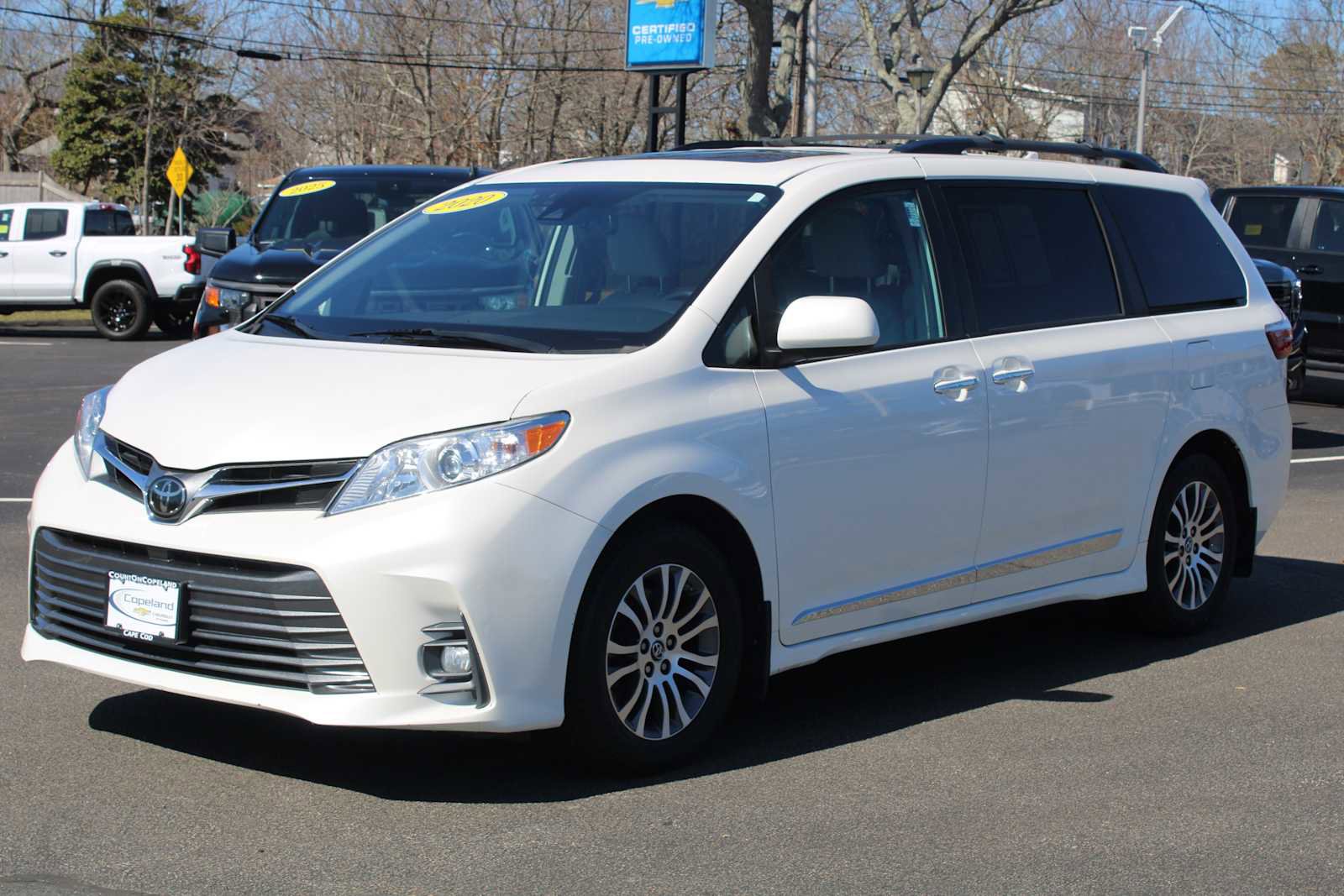 Used 2020 Toyota Sienna XLE w/ XLE Navigation Package image 3