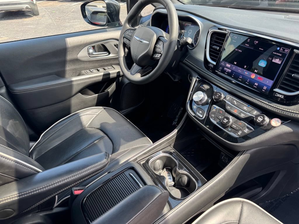 Used 2025 Chrysler Pacifica Limited FWD image 37