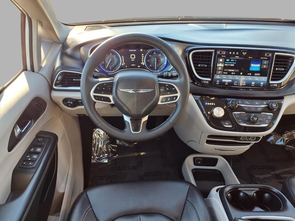 Certified 2024 Chrysler Pacifica Touring-L image 4