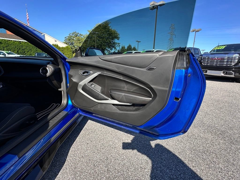 Used 2018 Chevrolet Camaro SS RWD image 14