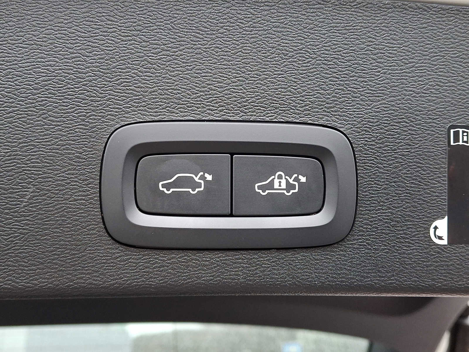 Used 2020 Volvo XC40 T5 Momentum image 28