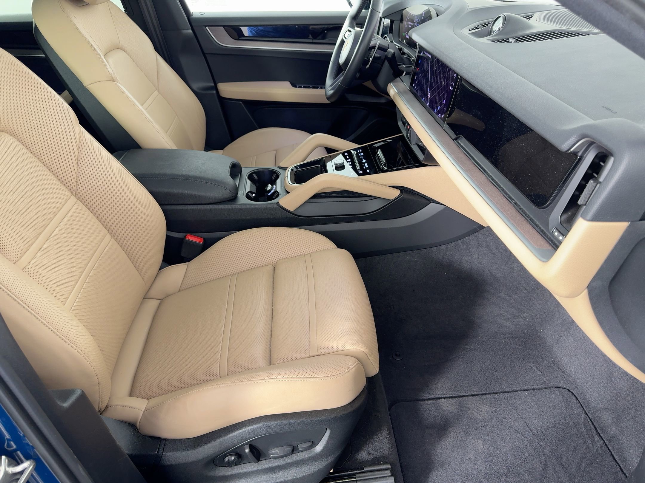 Certified 2025 Porsche Cayenne Coupe w/ Premium Package Plus image 30