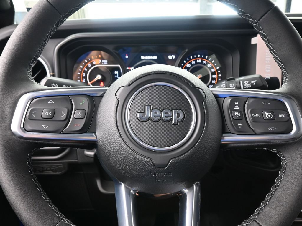 Used 2025 Jeep Wrangler Unlimited Sahara AWD/4WD image 25