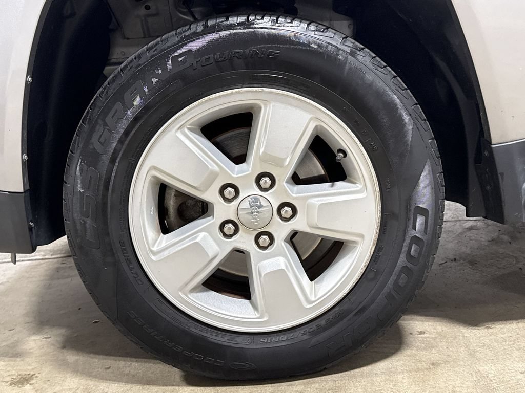 Used 2016 Jeep Compass Latitude FWD image 24