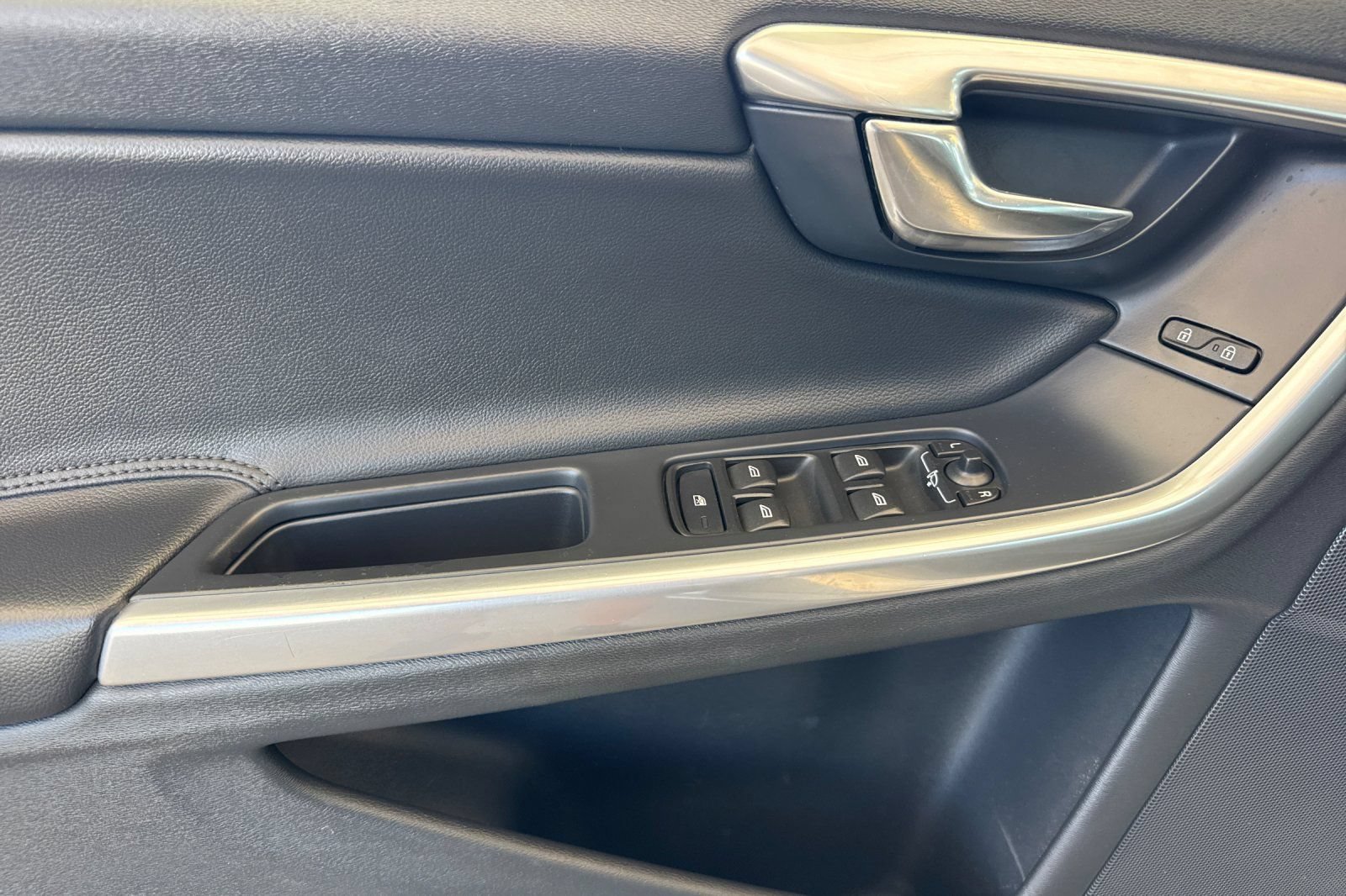 Used 2015 Volvo S60 T5 Platinum FWD image 11