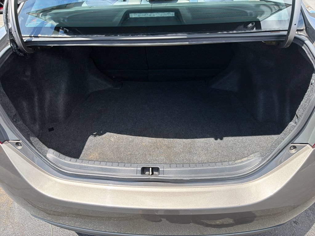 Used 2018 Toyota Corolla LE FWD image 39