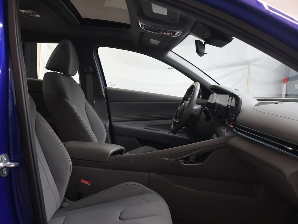 Used 2025 Hyundai Elantra SEL FWD image 9