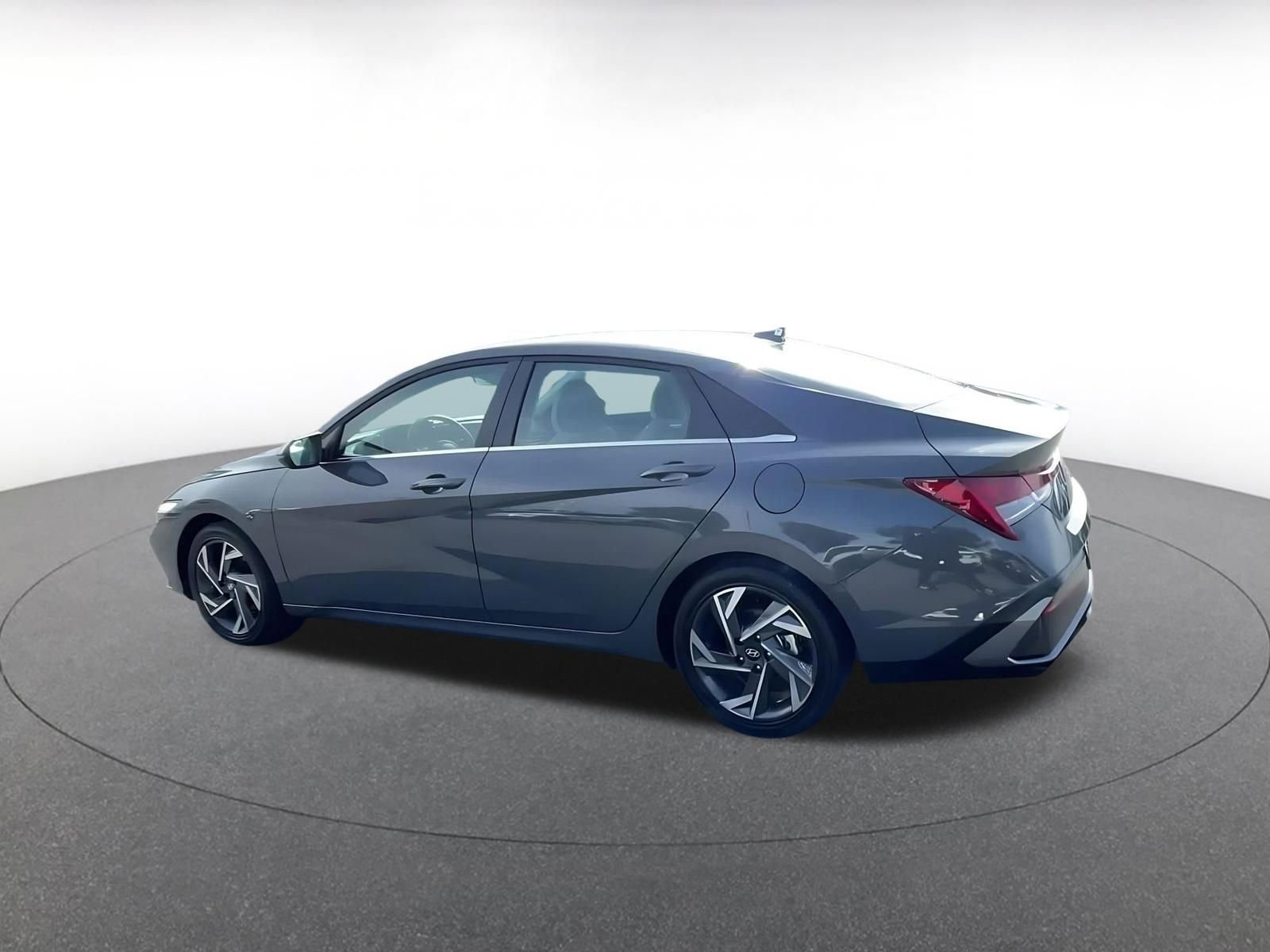 Used 2025 Hyundai Elantra Limited image 10