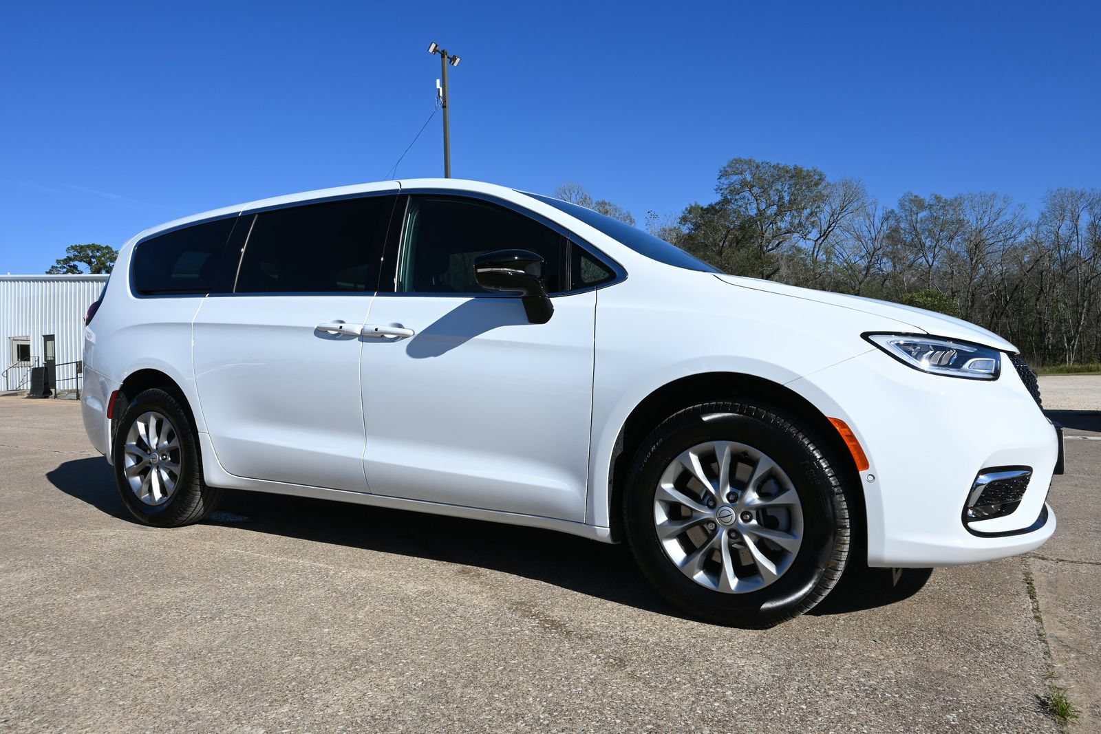 New 2026 Chrysler Pacifica Select AWD/4WD image 4