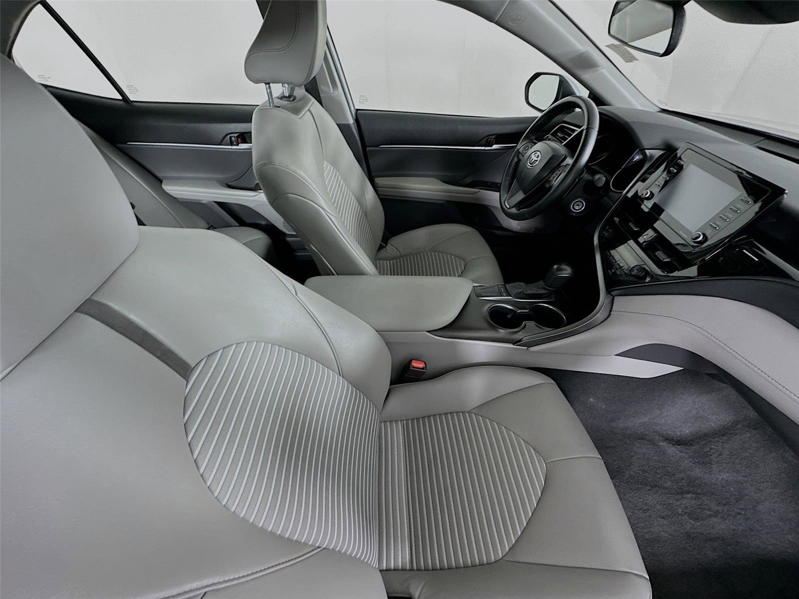 Used 2024 Toyota Camry SE image 25