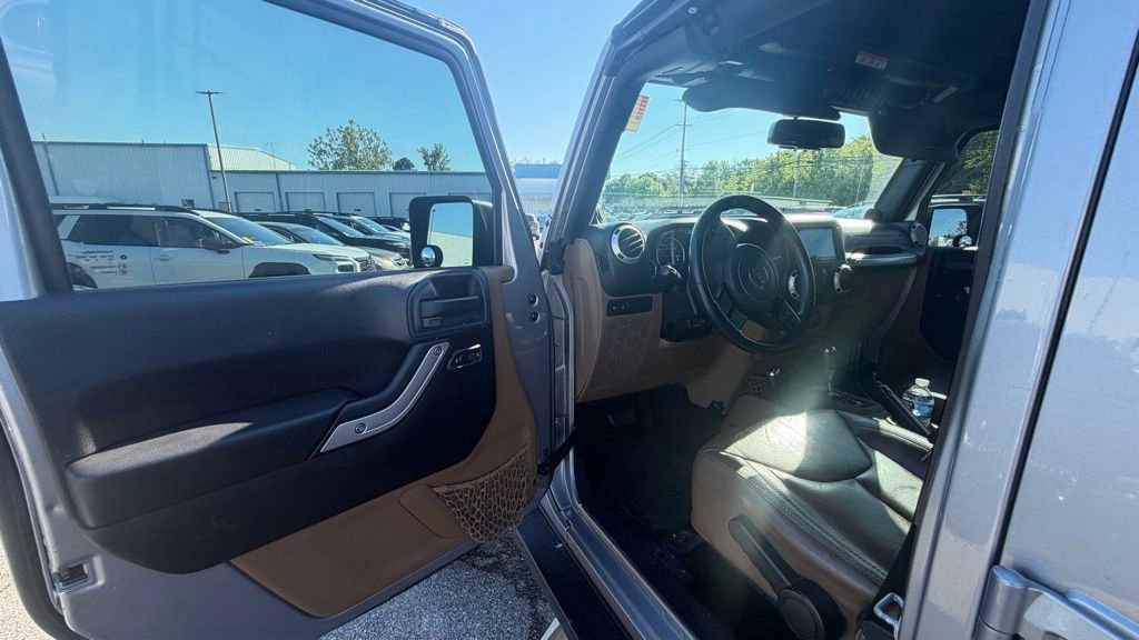 Used 2014 Jeep Wrangler Unlimited Rubicon w/ Dual Top Group AWD/4WD image 13