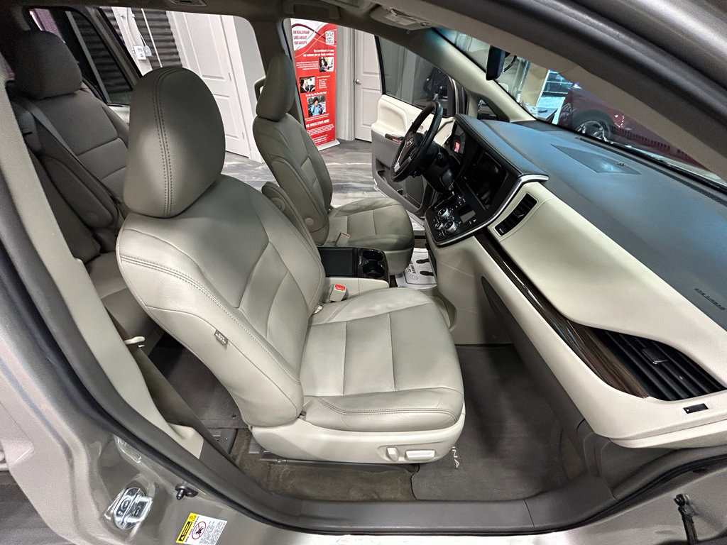 Used 2017 Toyota Sienna XLE w/ XLE Navigation Package FWD image 41