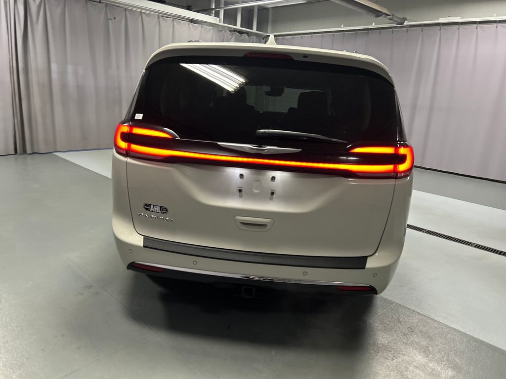 Used 2021 Chrysler Pacifica Touring-L FWD image 6