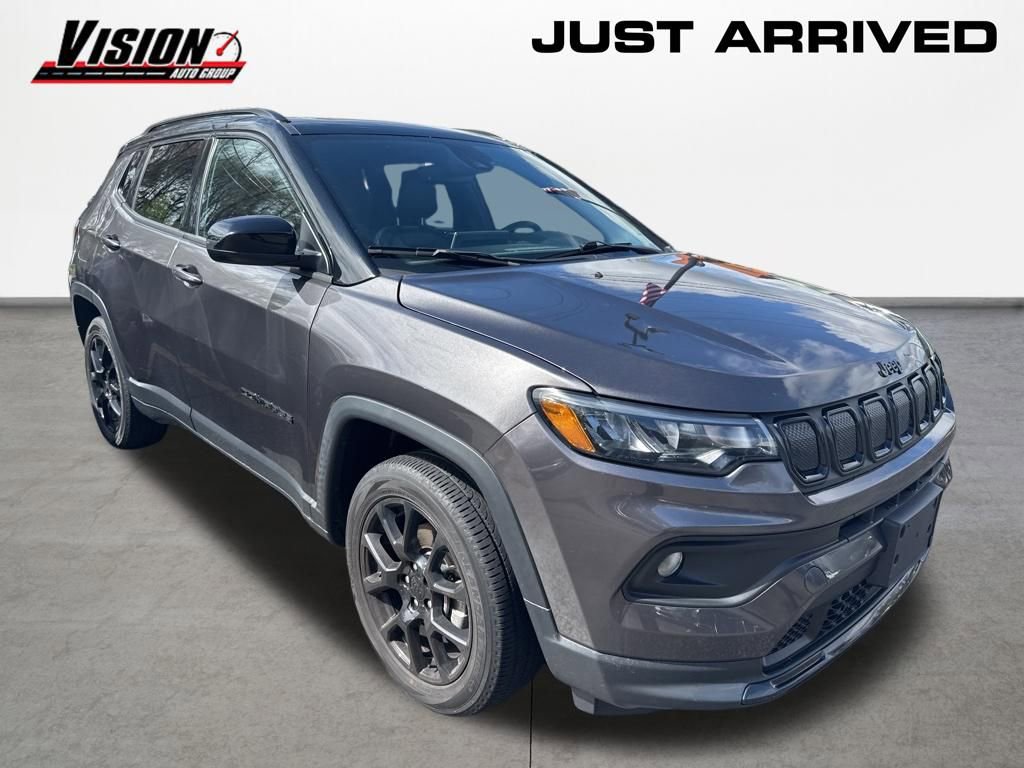 Used 2022 Jeep Compass Latitude w/ Sun and Sound Group AWD/4WD image 3