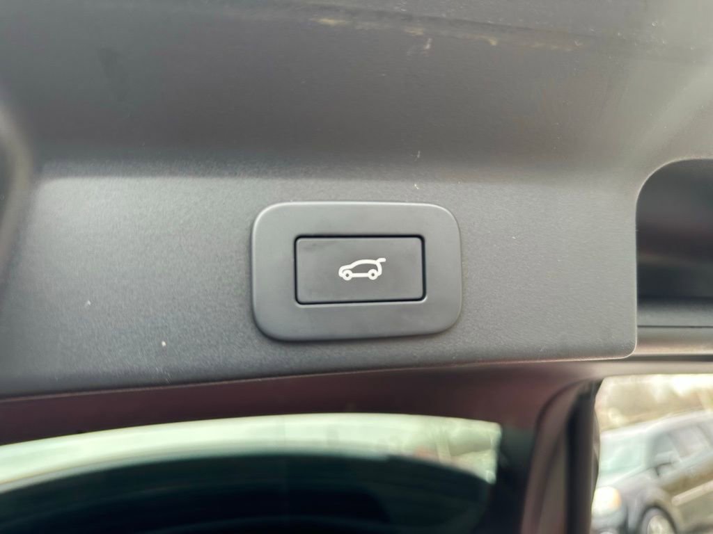 Used 2024 Jaguar F-PACE R-Dynamic S image 32