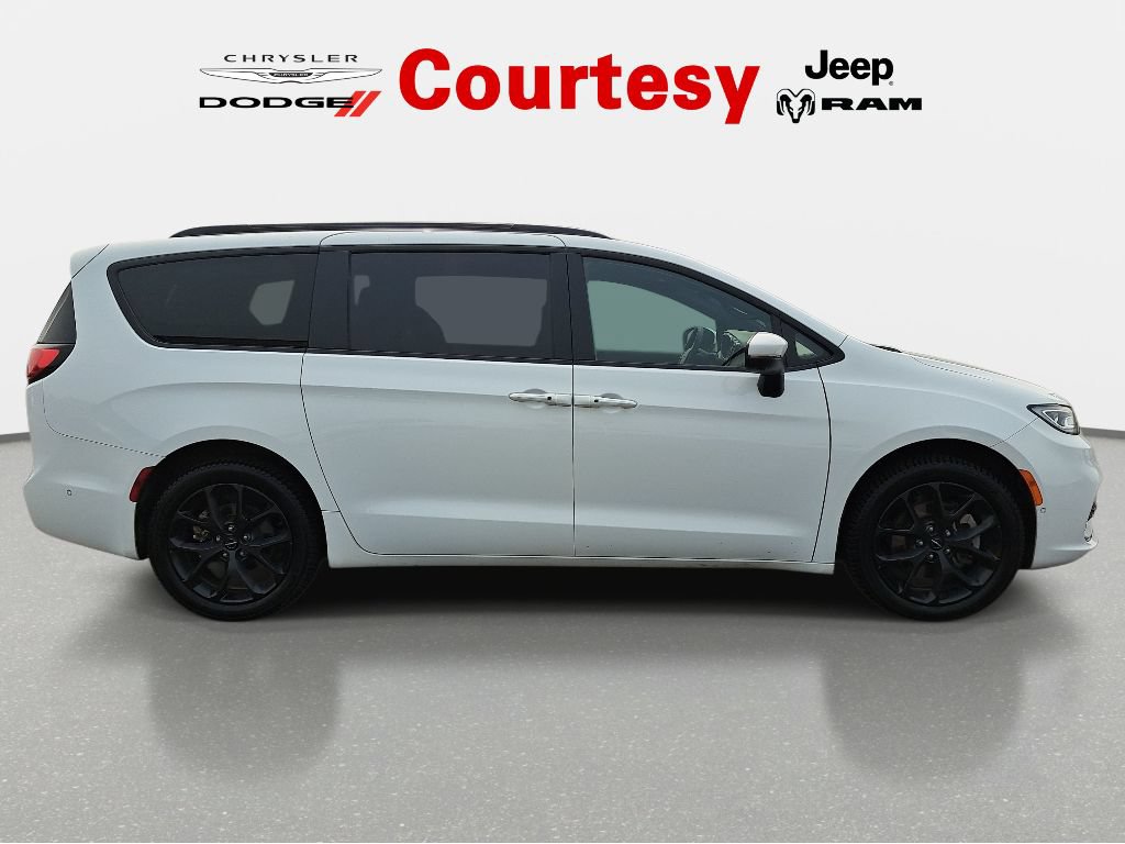 Certified 2023 Chrysler Pacifica Touring-L w/ Uconnect Theater Family Group AWD/4WD image 3