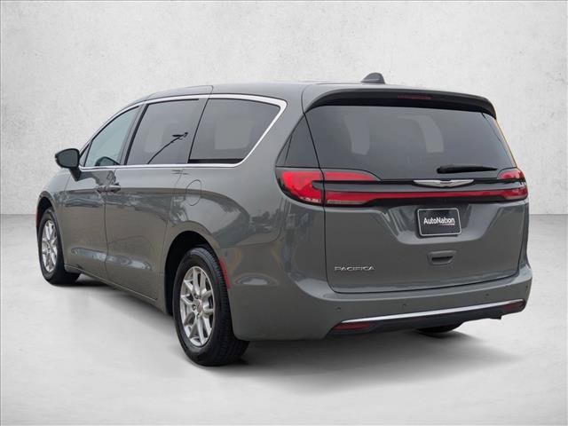 Used 2025 Chrysler Pacifica Select FWD image 8
