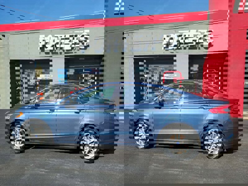 Used 2018 Ford Fusion SE w/ Fusion SE Technology Package image 2