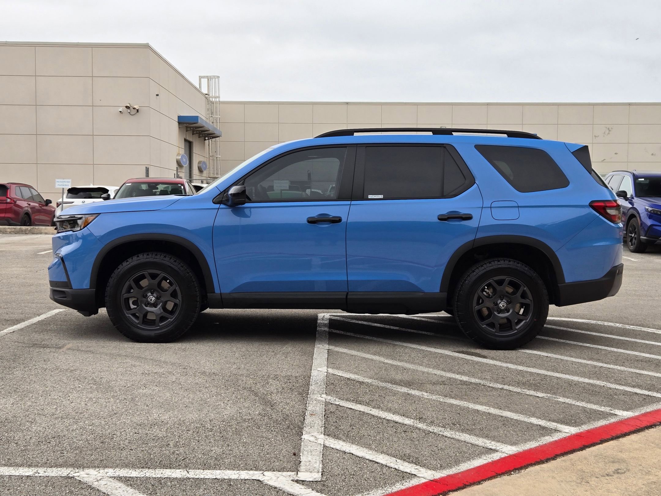Used 2025 Honda Pilot TrailSport image 6