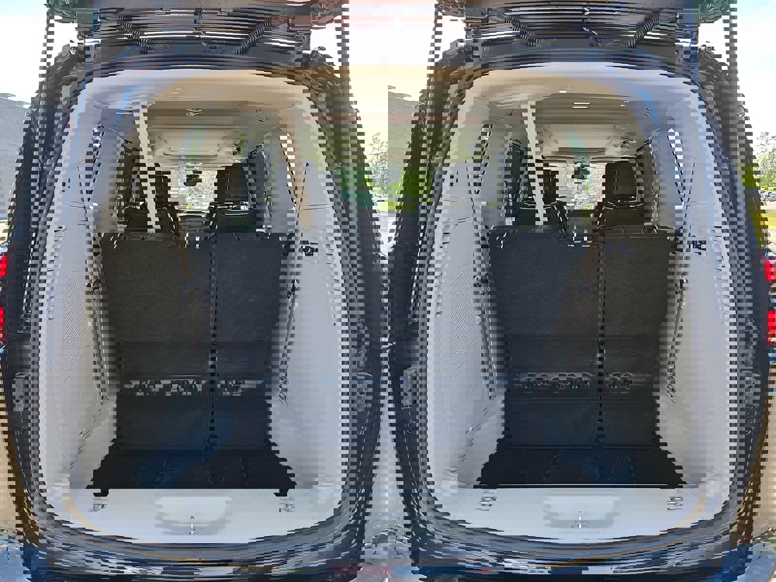 Used 2023 Chrysler Pacifica Limited w/ Uconnect Theater Family Group image 13