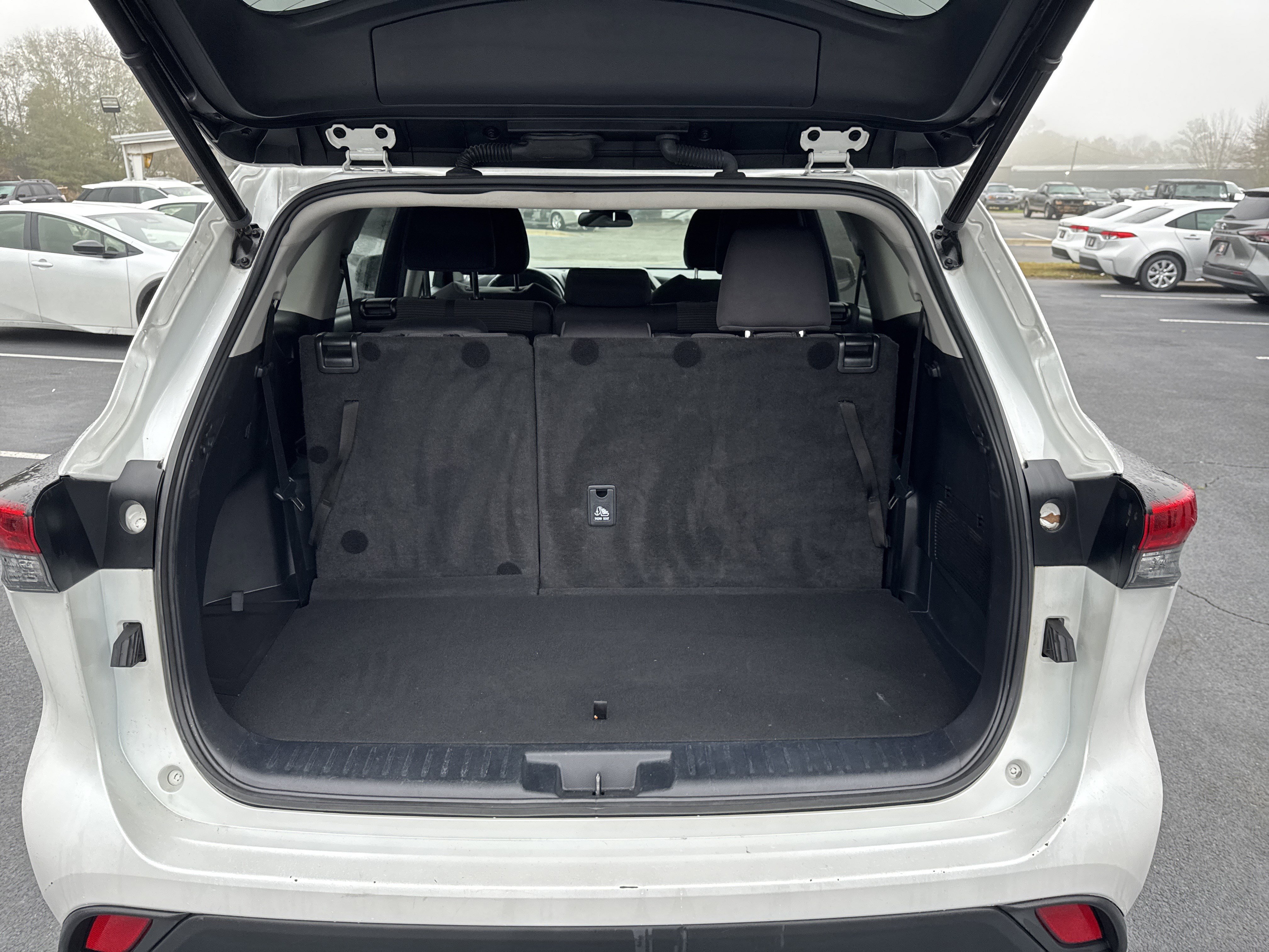 Used 2023 Toyota Highlander LE image 27