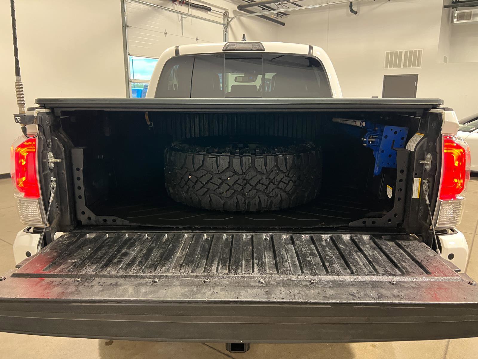 Used 2018 Toyota Tacoma Limited AWD/4WD image 31