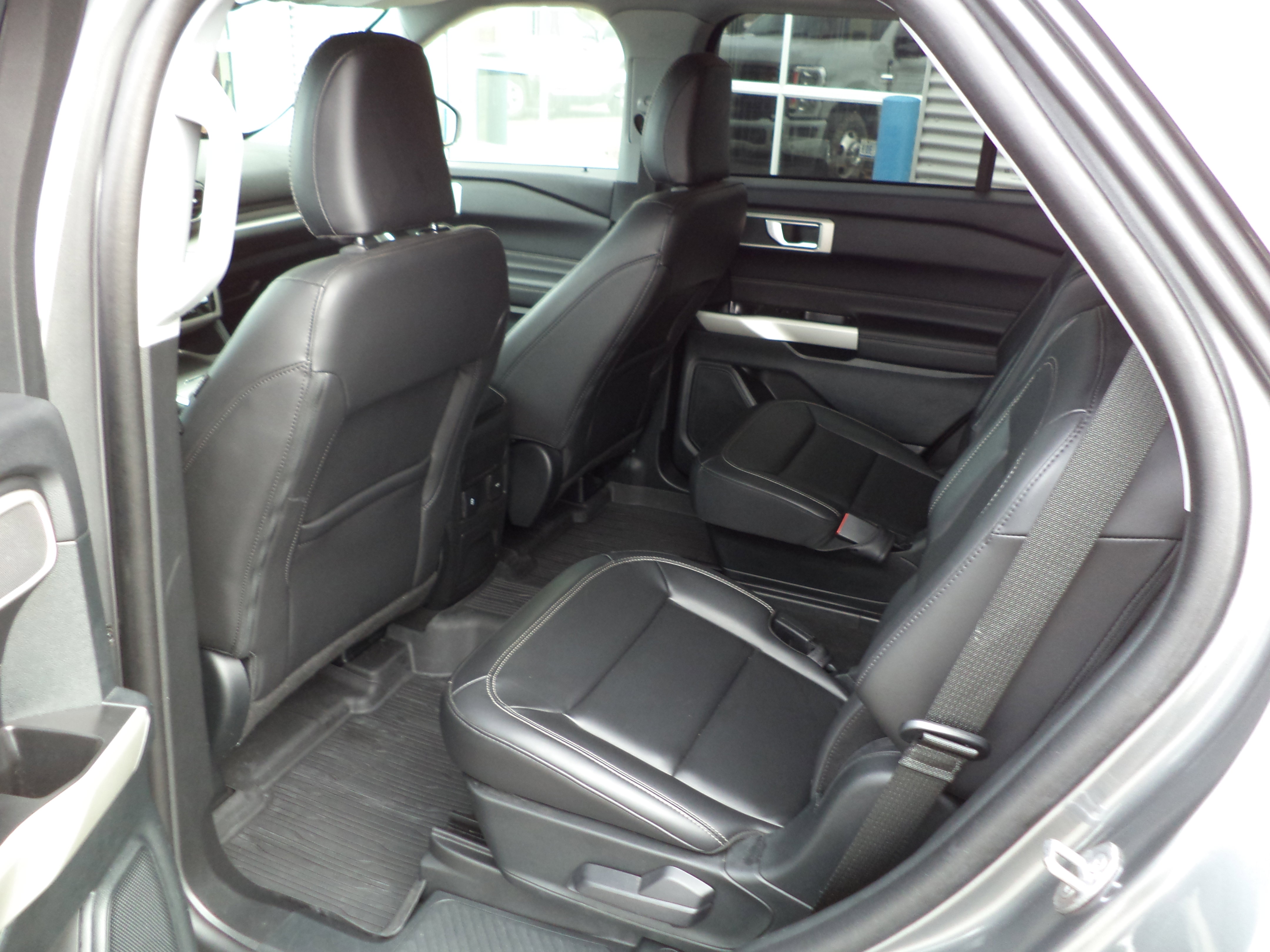 Used 2023 Ford Explorer XLT w/ Equipment Group 202A image 3