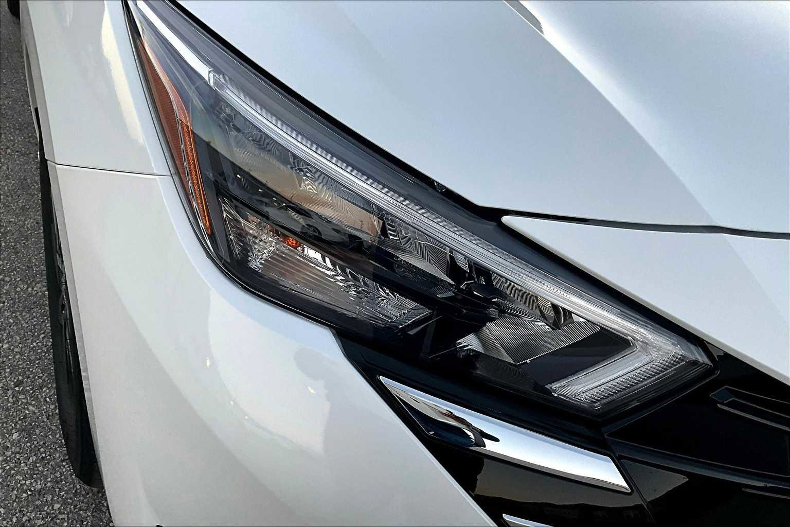 New 2025 Nissan Versa SV w/ Trunk Package FWD image 18