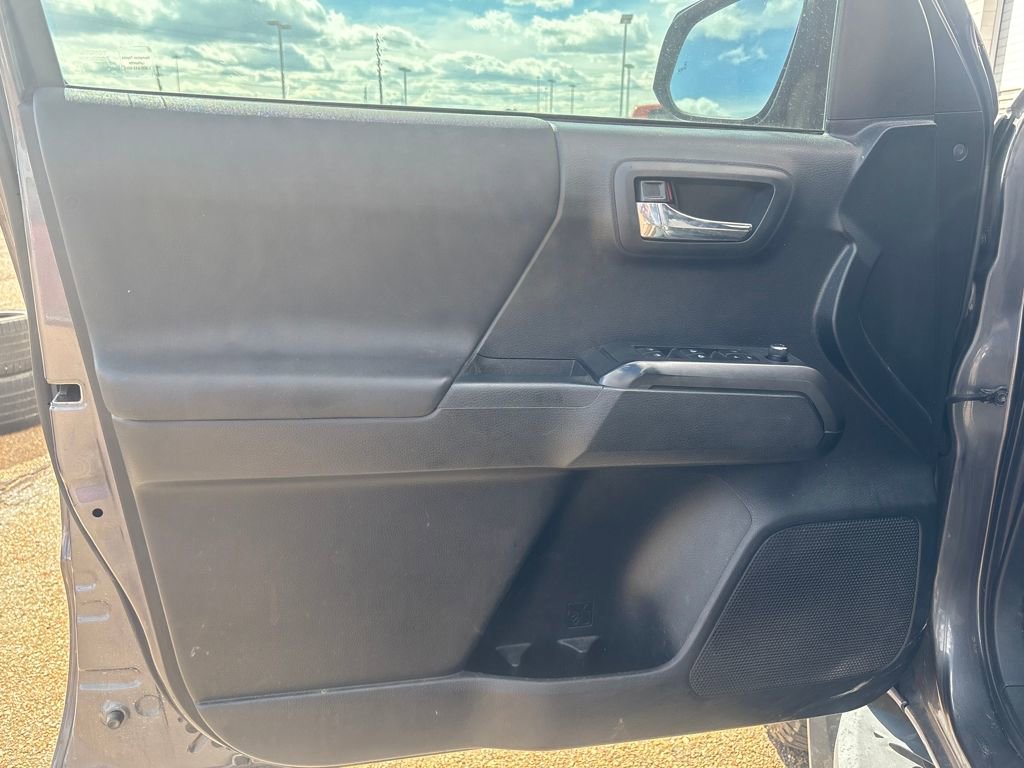 Used 2018 Toyota Tacoma TRD Sport w/ Technology Package image 5