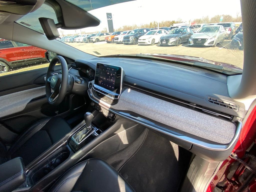 Used 2022 Jeep Compass Latitude FWD image 28