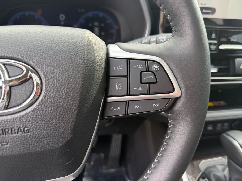 Used 2025 Toyota Highlander Limited AWD/4WD image 16