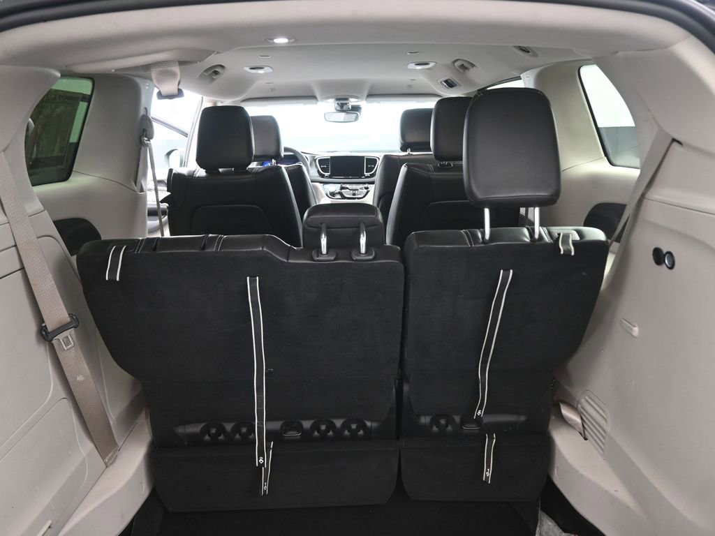 Used 2023 Chrysler Pacifica Touring-L image 29