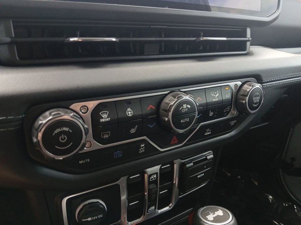 Used 2024 Jeep Wrangler Unlimited Sahara w/ Technology Group AWD/4WD image 20