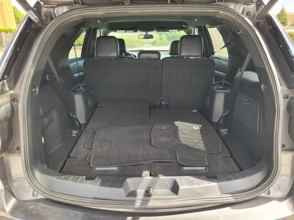 Used 2017 Ford Explorer XLT w/ Equipment Group 202A AWD/4WD image 10