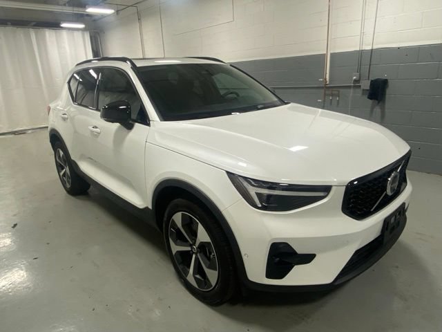Used 2026 Volvo XC40 B5 Plus AWD/4WD image 4