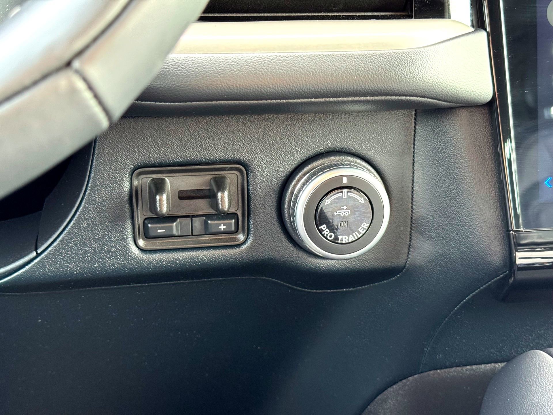 Used 2025 Lincoln Navigator Reserve w/ Jet Appearance Package image 39