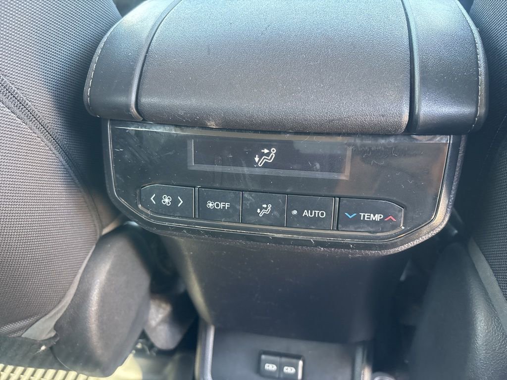 Used 2022 Toyota Highlander LE image 32