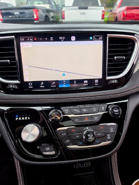 Used 2025 Chrysler Pacifica Pinnacle FWD image 21