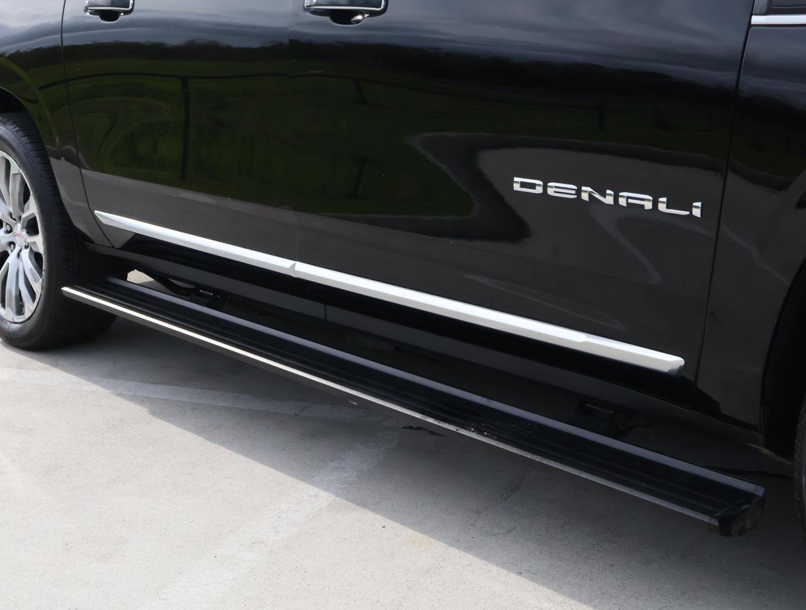 Used 2023 GMC Yukon XL Denali w/ Denali Reserve Package image 8