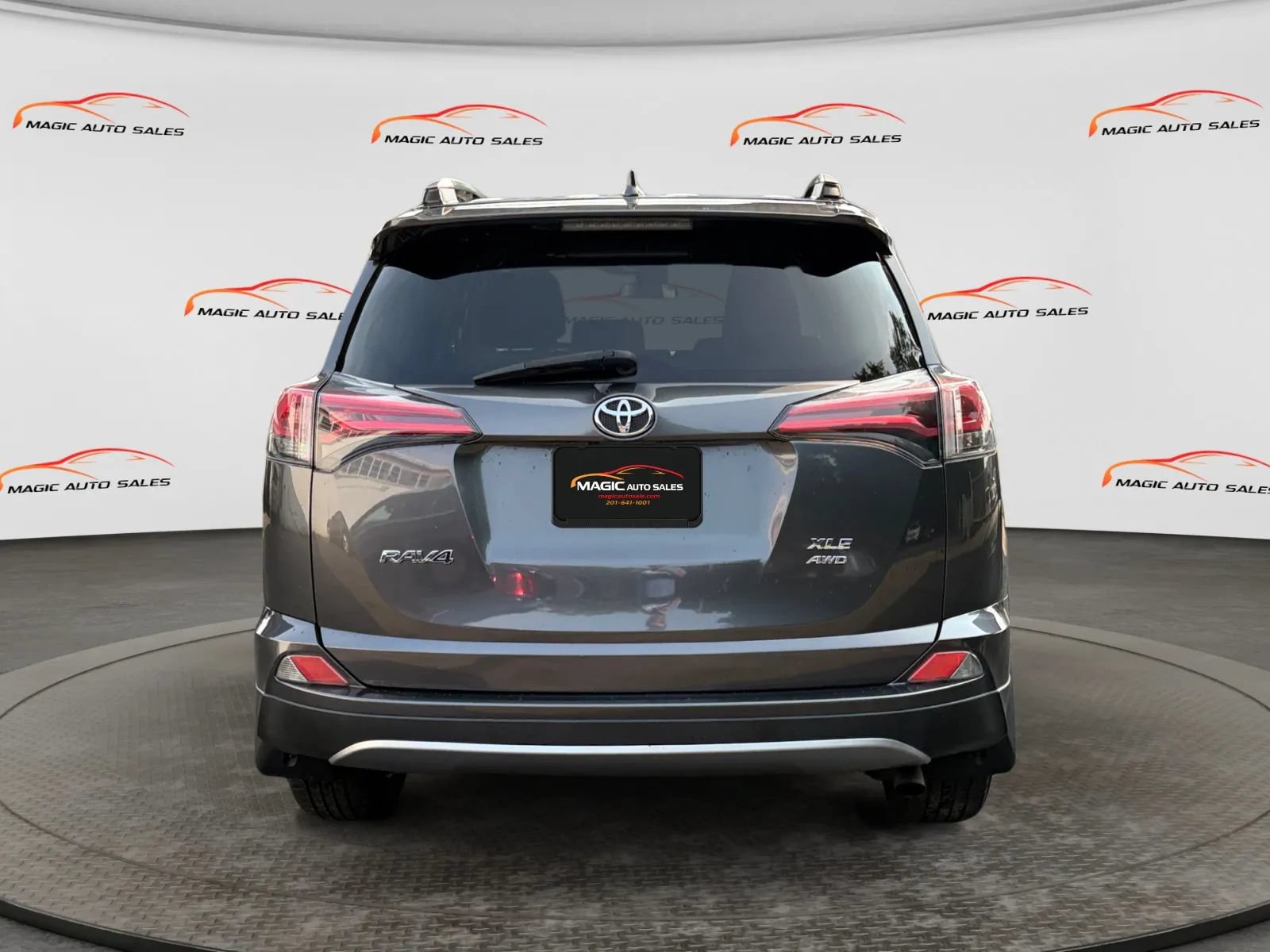 Used 2018 Toyota RAV4 XLE AWD/4WD image 9